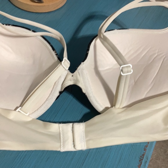 Black and white vs push up - Picture 3 of 4